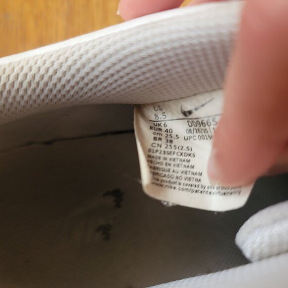 Nike size 8.5 sneakers - Picture 4 of 9